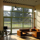 Fensterseite in der Schulbibliothek