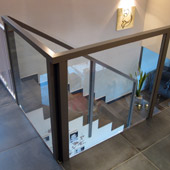 Geländer aus Glas und Metall